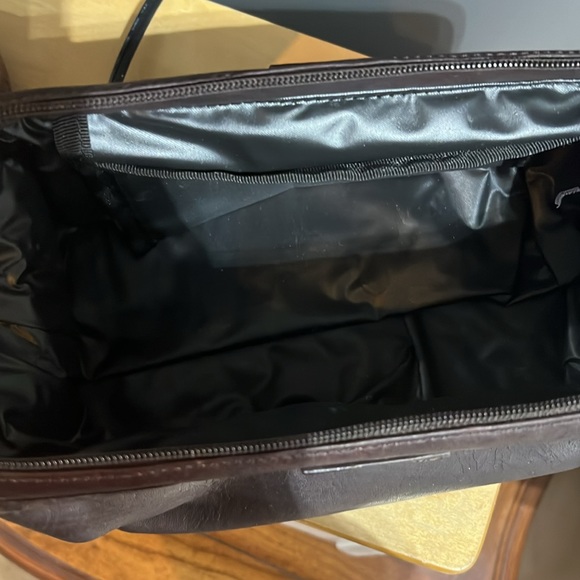 Boulder Ridge Leather Toiletry Case - Picture 4 of 6